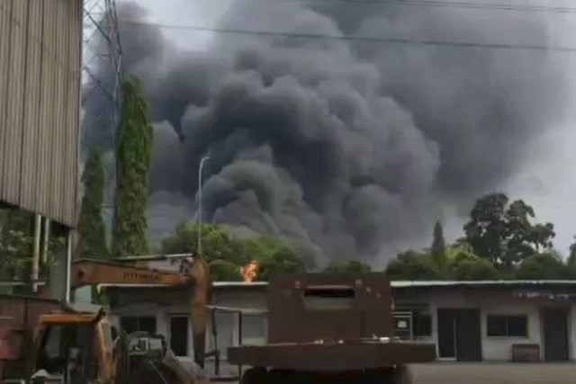 Gudang Oli di Kawasan Milenium Industrial Tangerang Terbakar